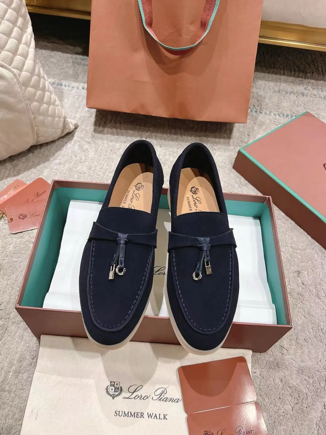 Factory price: 520💰4050 new color. Original purchase, 1⃣️: 1⃣️ folded and developed, Loro Piana professional model to try on feet, quality purchase level, flash sale of common products on the market, welcome to compare, original packaging. Fabric: Imported from Italy🐑High mercerized shearling, Lining: Hand-sewn mark thread in water-dyed cowhide imported from Italy🧵, high-end and elegant. Comfortable on the feet. Size: Women's 35-42 (41, 42) customized, non-returnable, men's 38-45 (46, 47, 48) customized, non-refundable. Fashionable boutiques that you can’t miss, a must-have item